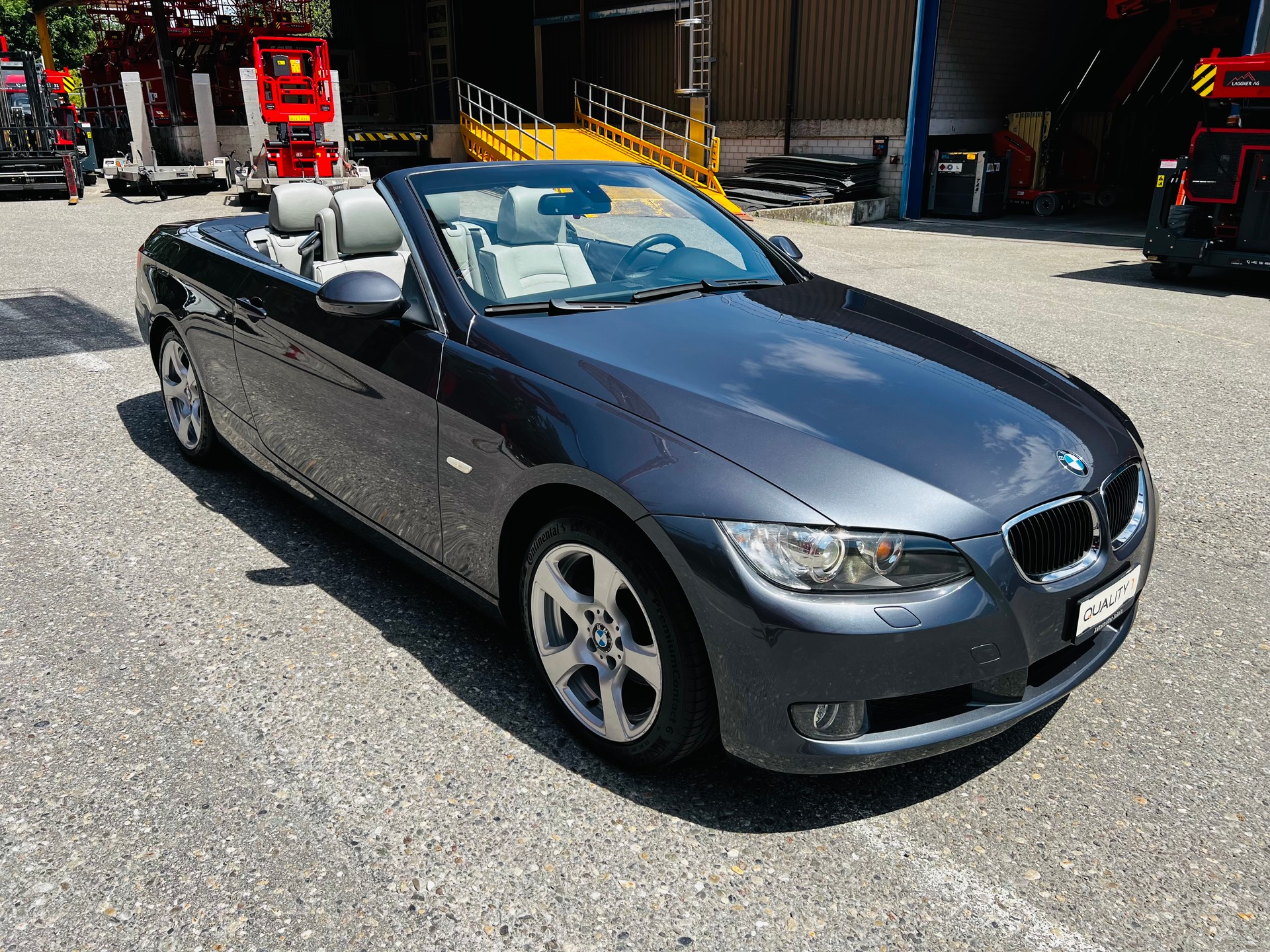 BMW 320i Cabriolet-image-7