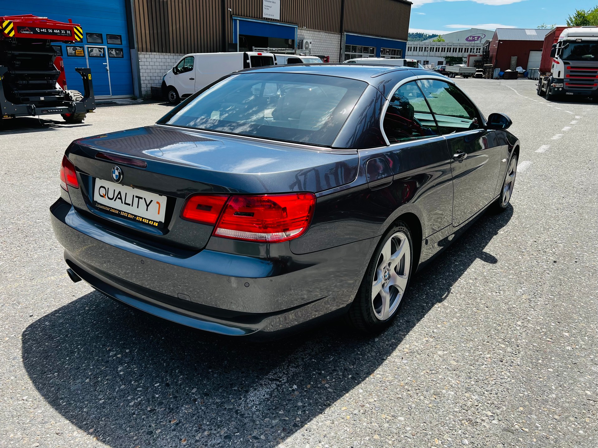 BMW 320i Cabriolet-image-3