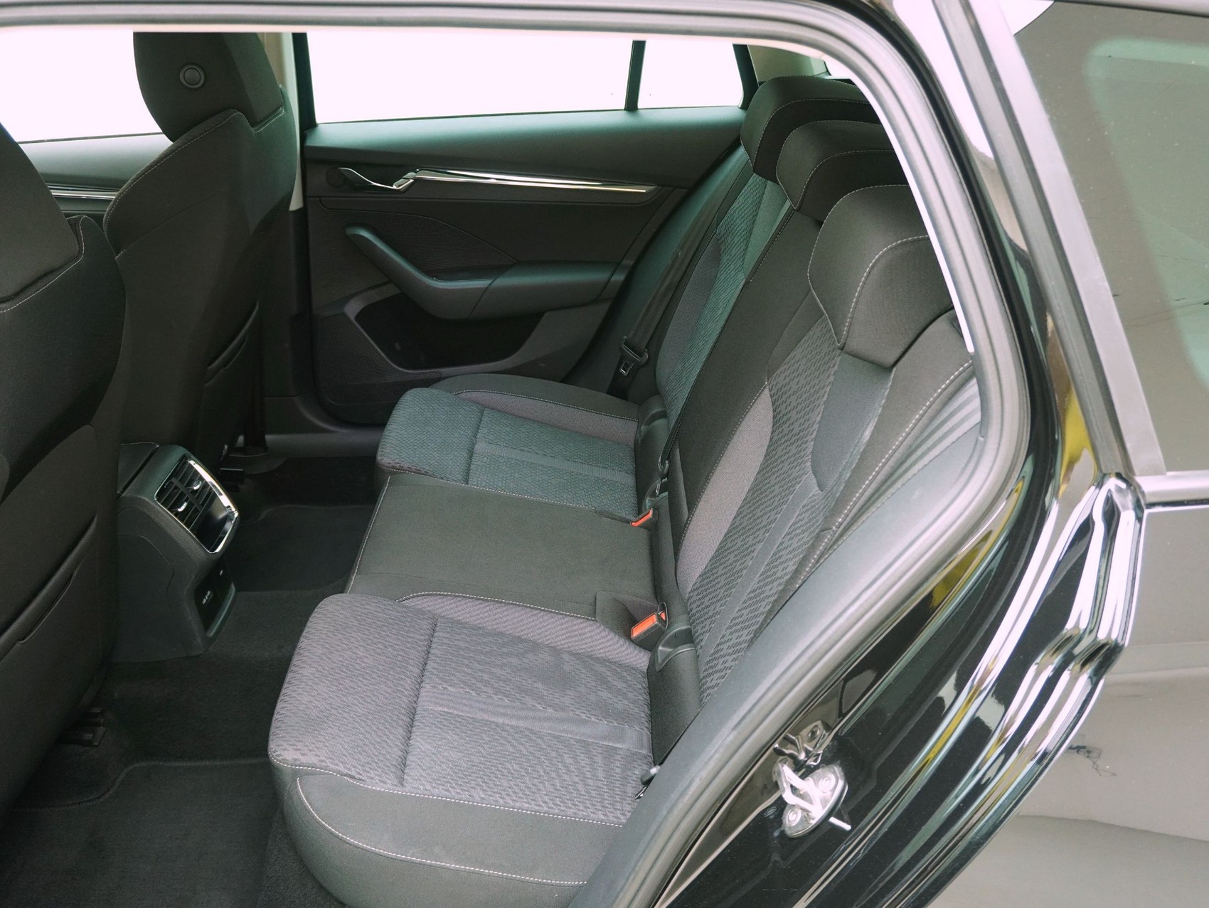 SKODA Octavia 1.5 eTSI DSG Style-image-10