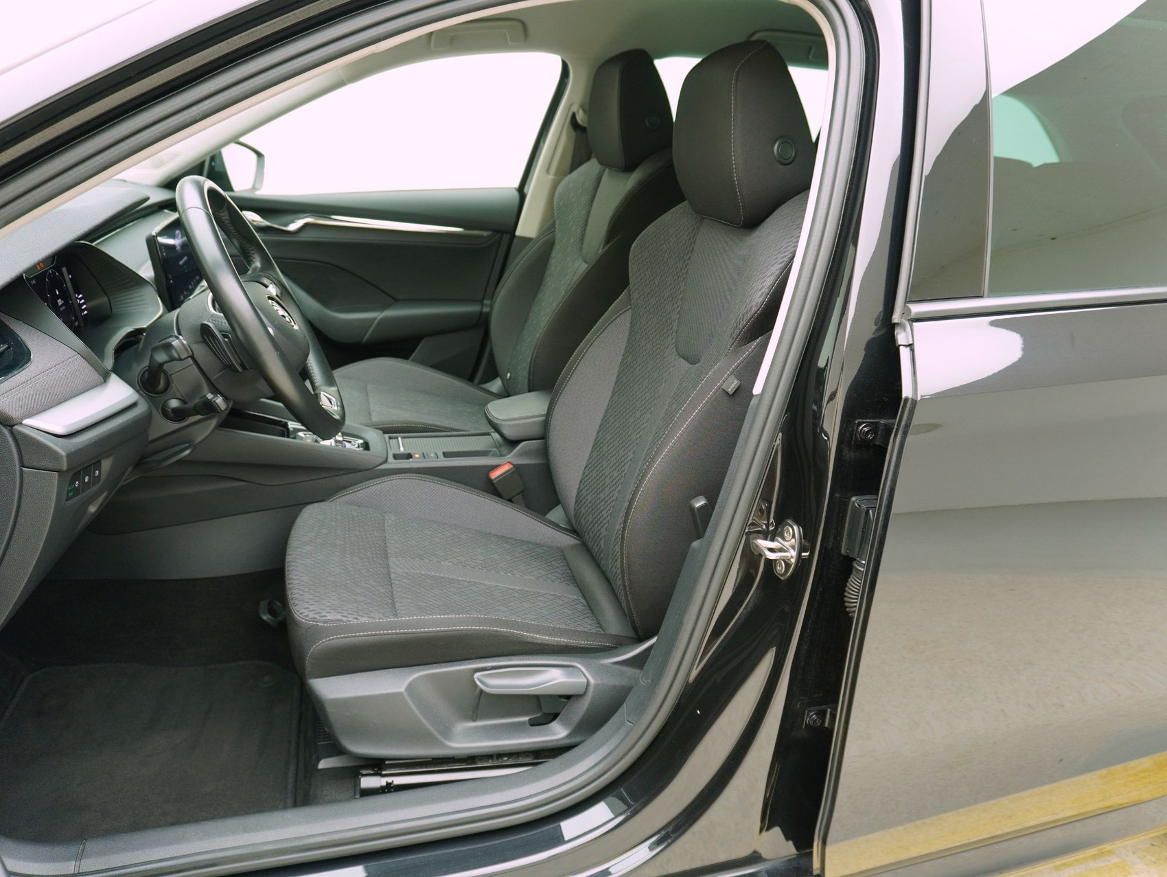 SKODA Octavia 1.5 eTSI DSG Style-image-8