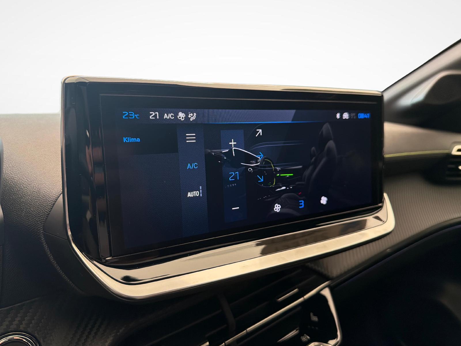 PEUGEOT 208 1.2 Hybrid 145 GT-image-17
