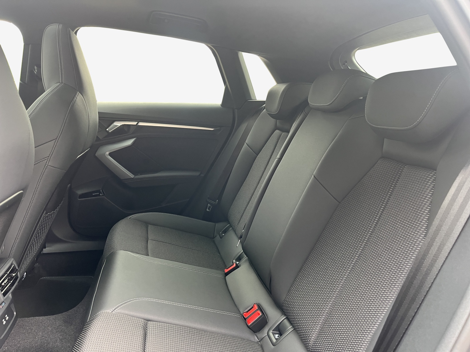 AUDI A3 Sportback TFSI 110 kW S line Attraction S tronic-image-11