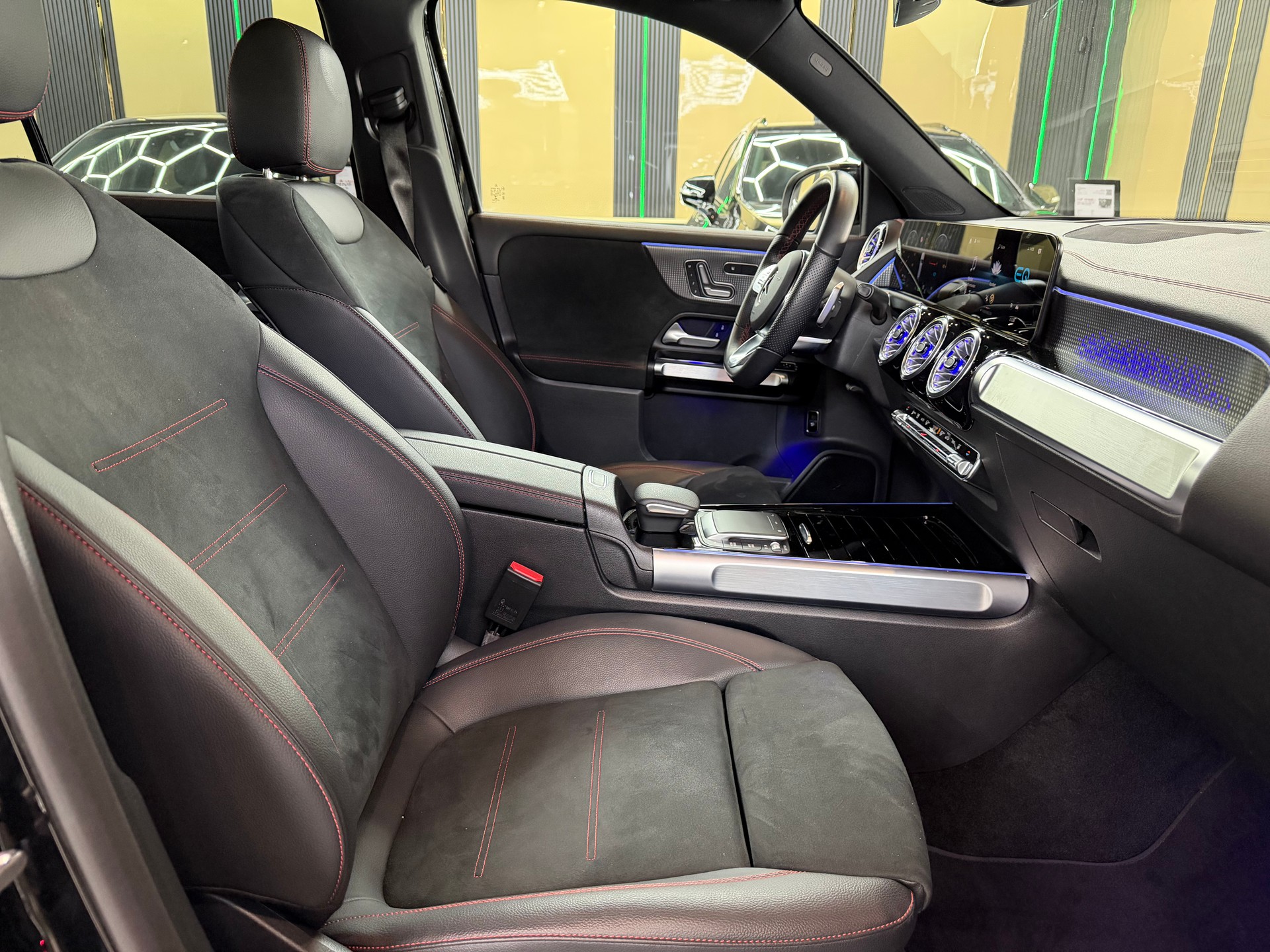 MERCEDES-BENZ EQB 350 AMG Line 4Matic-image-11
