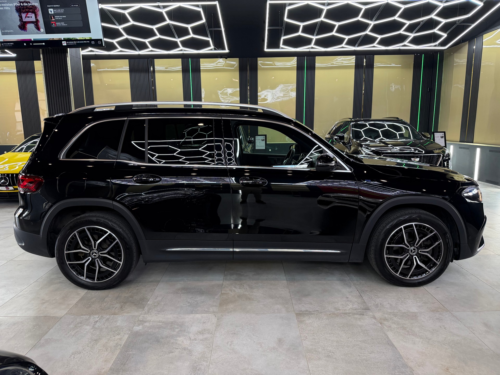 MERCEDES-BENZ EQB 350 AMG Line 4Matic-image-3
