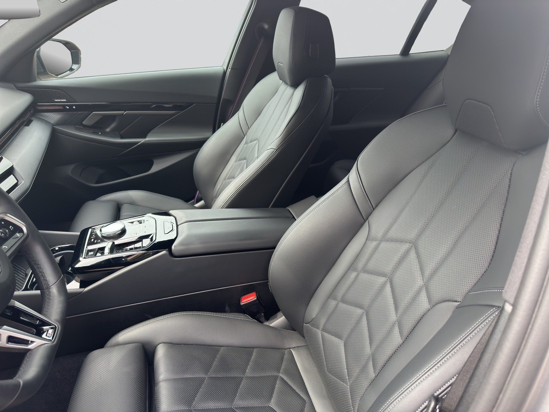BMW 520d M Sport Pro Steptronic Shadow Line-showroom-element-3