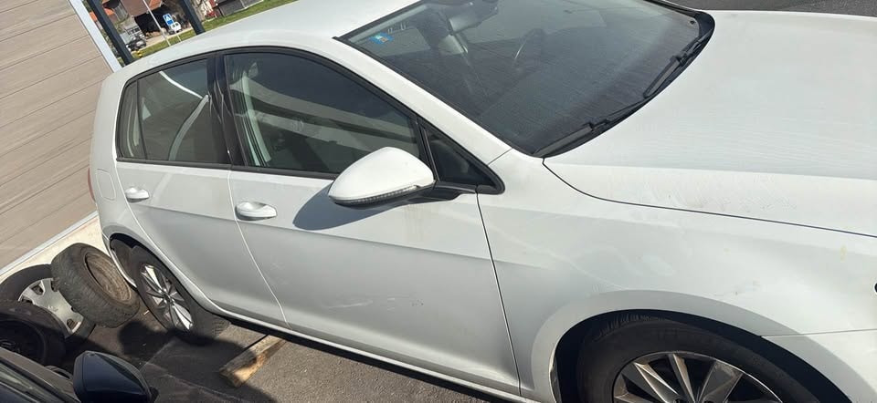 VW Golf 1.6 TDI R-Line Design 4Motion-image-0