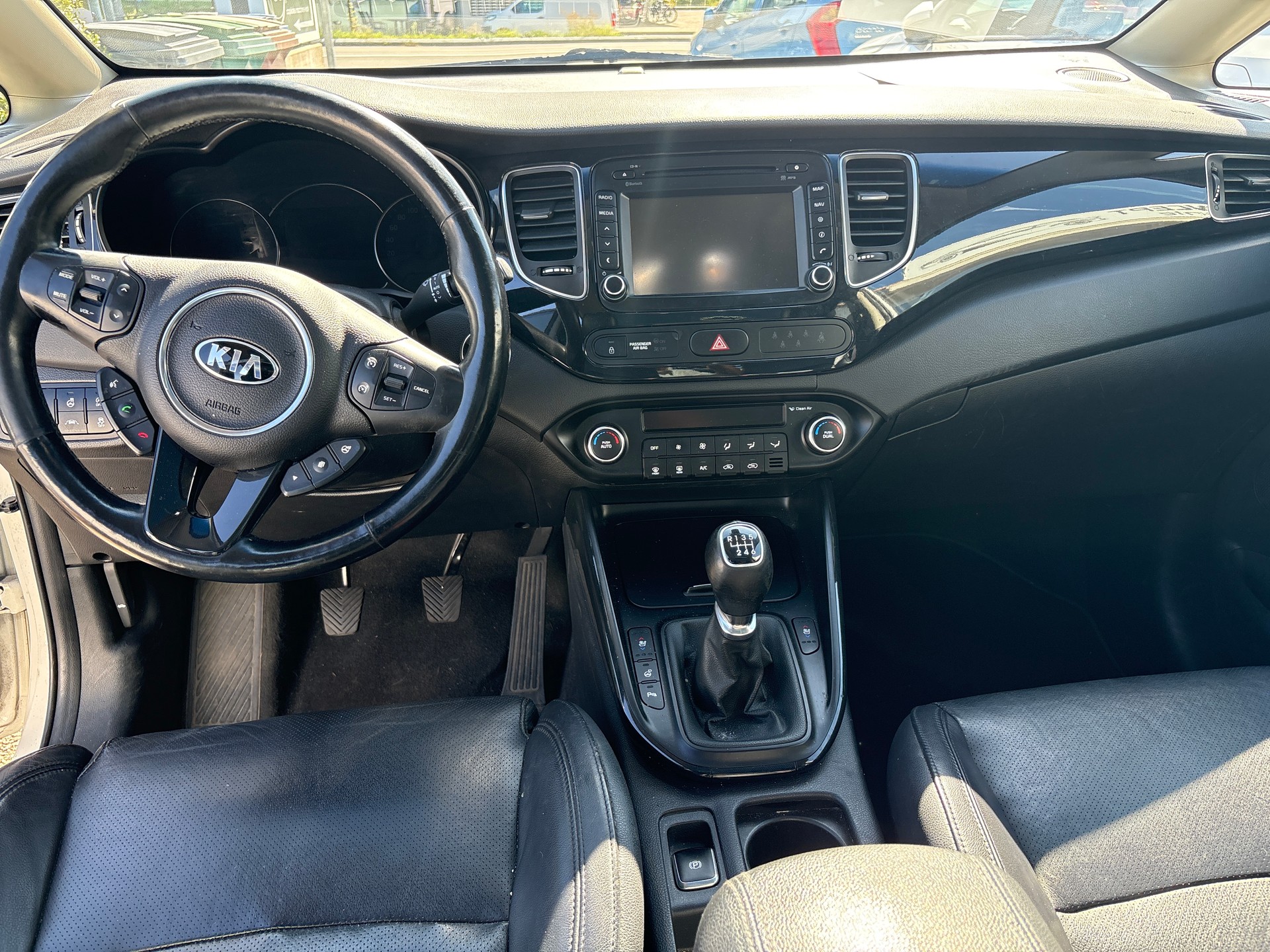 KIA Carens 1.7 CRDi Style-image-8