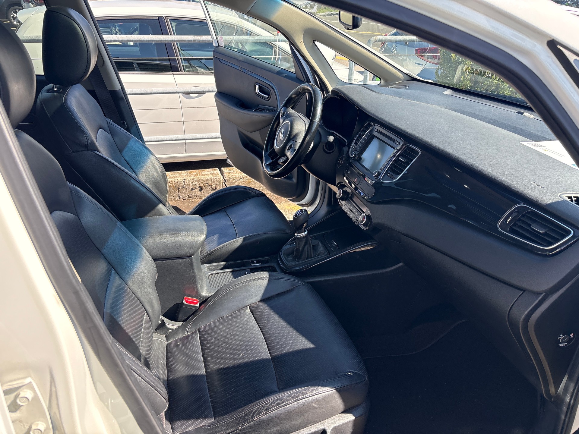 KIA Carens 1.7 CRDi Style-image-9