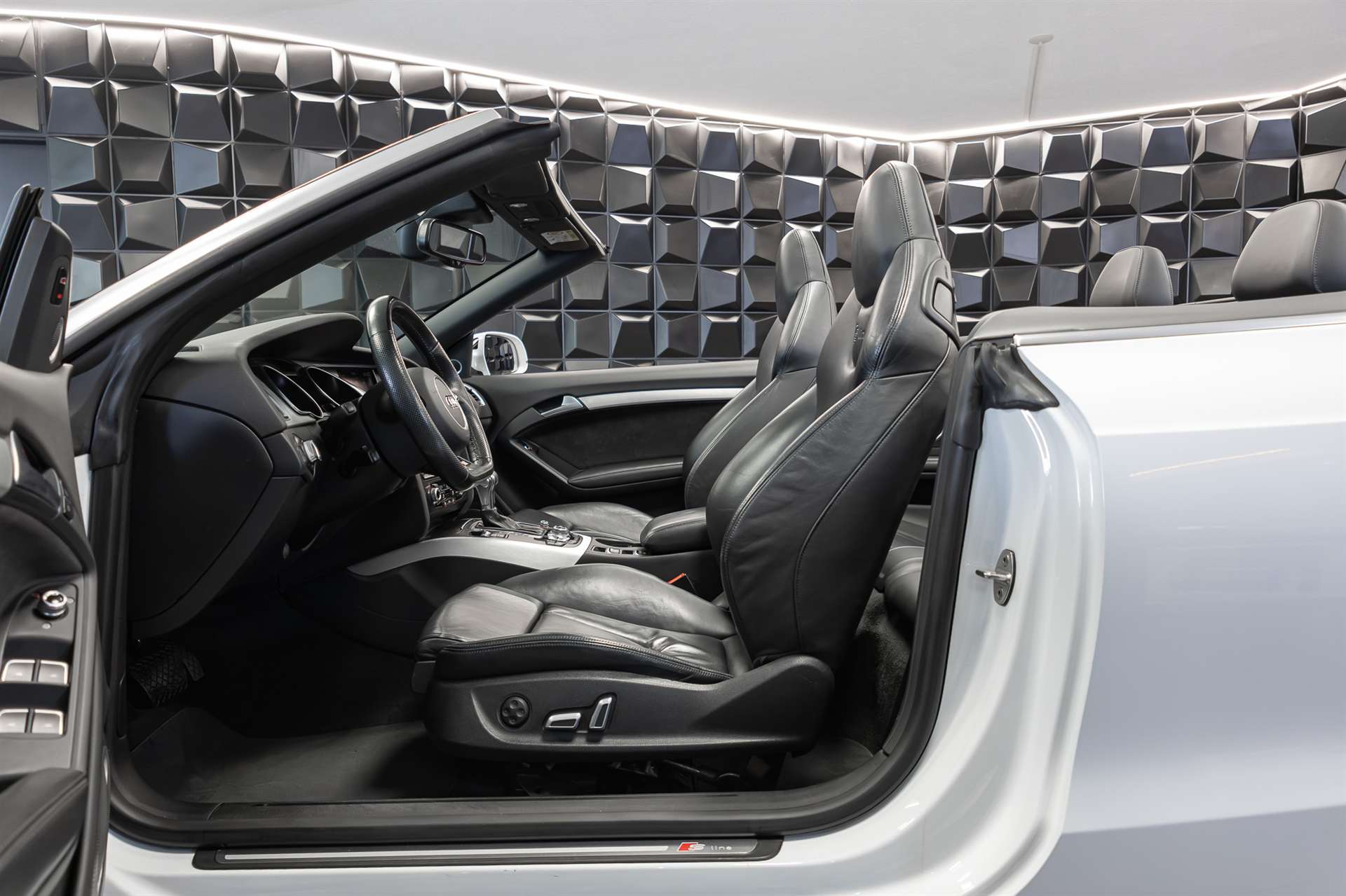 AUDI A5 Cabriolet 3.0 TDI clean quattro S-tronic-image-14