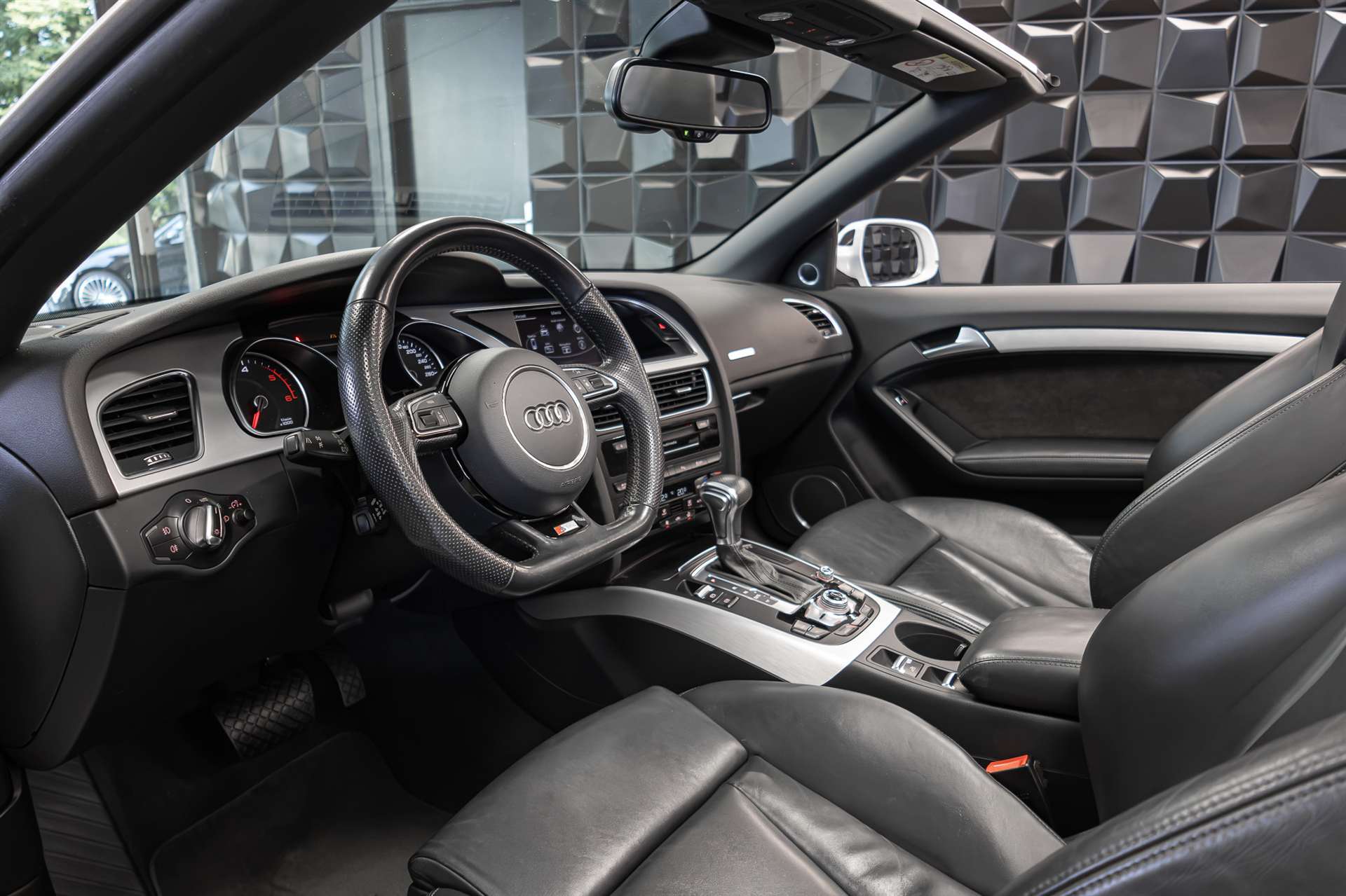 AUDI A5 Cabriolet 3.0 TDI clean quattro S-tronic-image-16