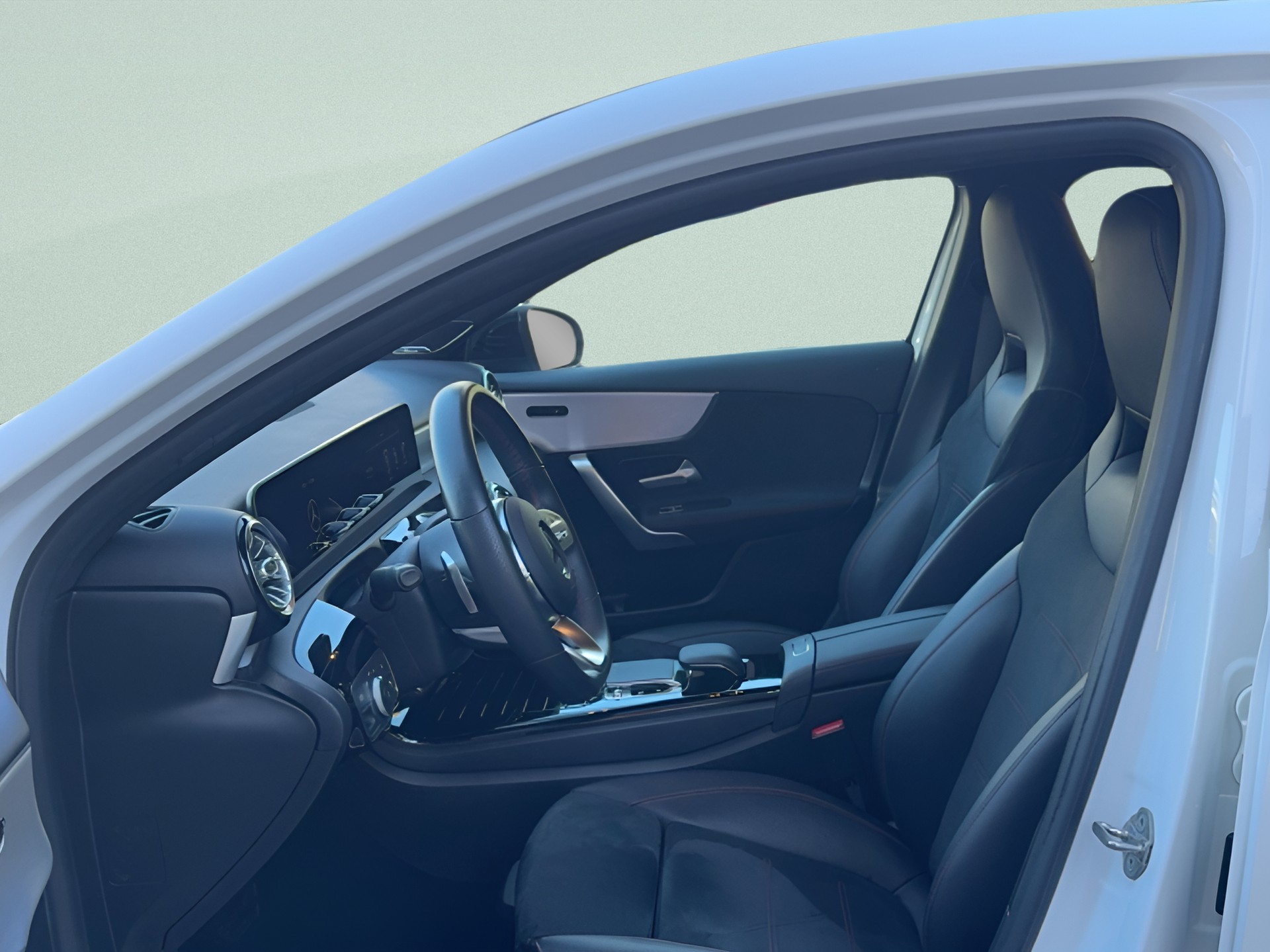 MERCEDES-BENZ A 250 AMG Line 7G-DCT-image-9