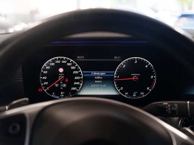 MERCEDES-BENZ E 220 d Coupé AMG Line 4 Matic 9G-Tronic-image-21