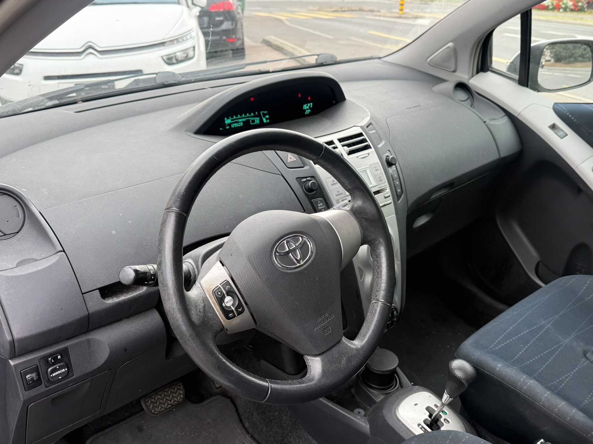 TOYOTA Yaris 1.3 Chic Multimode-image-8