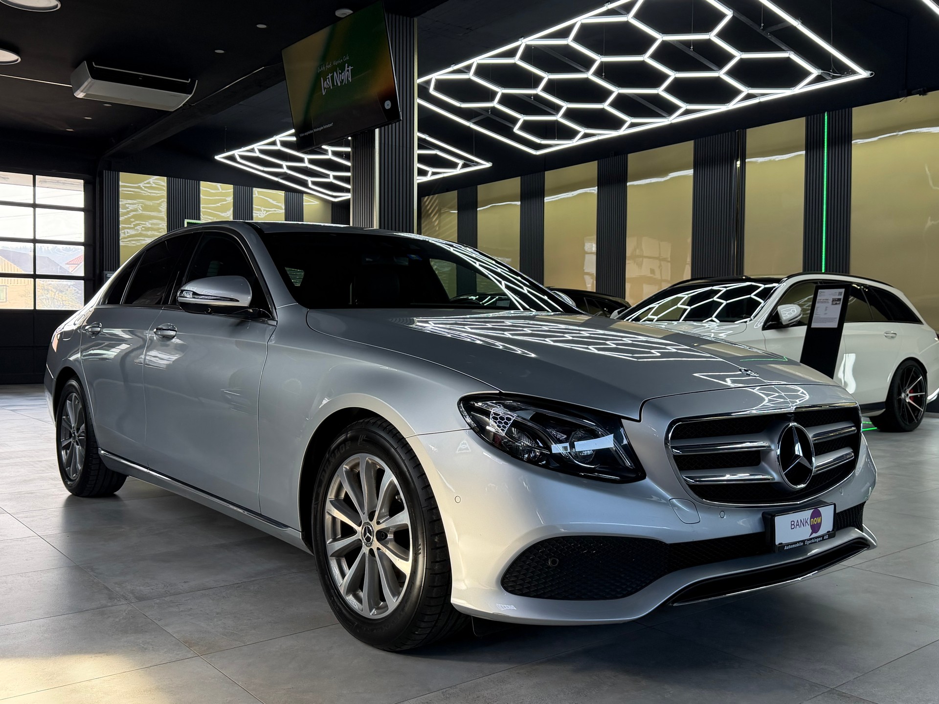 MERCEDES-BENZ E 220 d Avantgarde 9G-Tronic-image-2