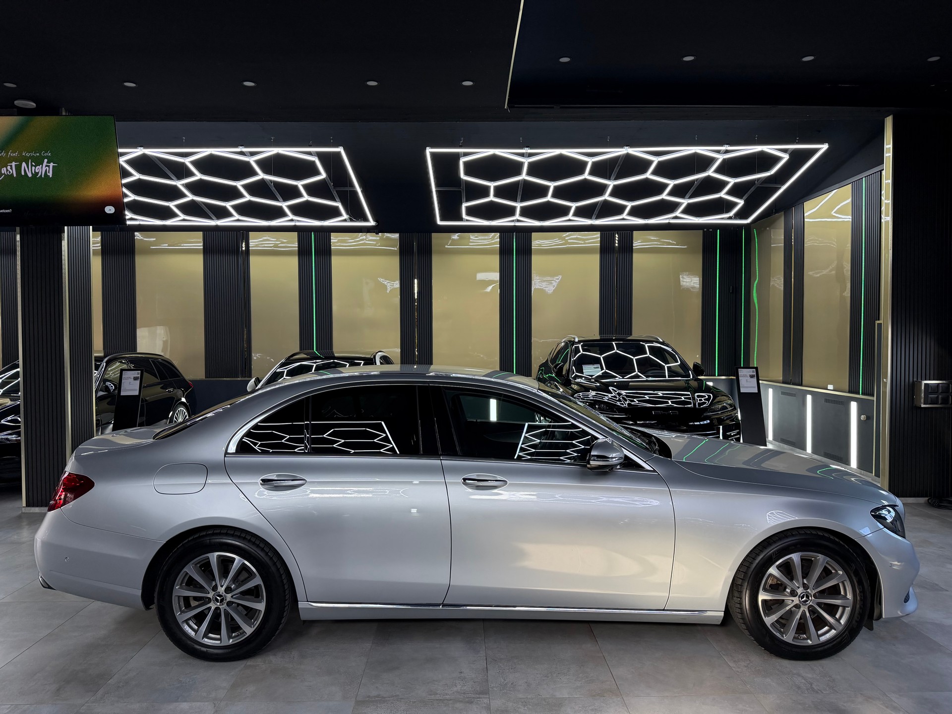 MERCEDES-BENZ E 220 d Avantgarde 9G-Tronic-image-3