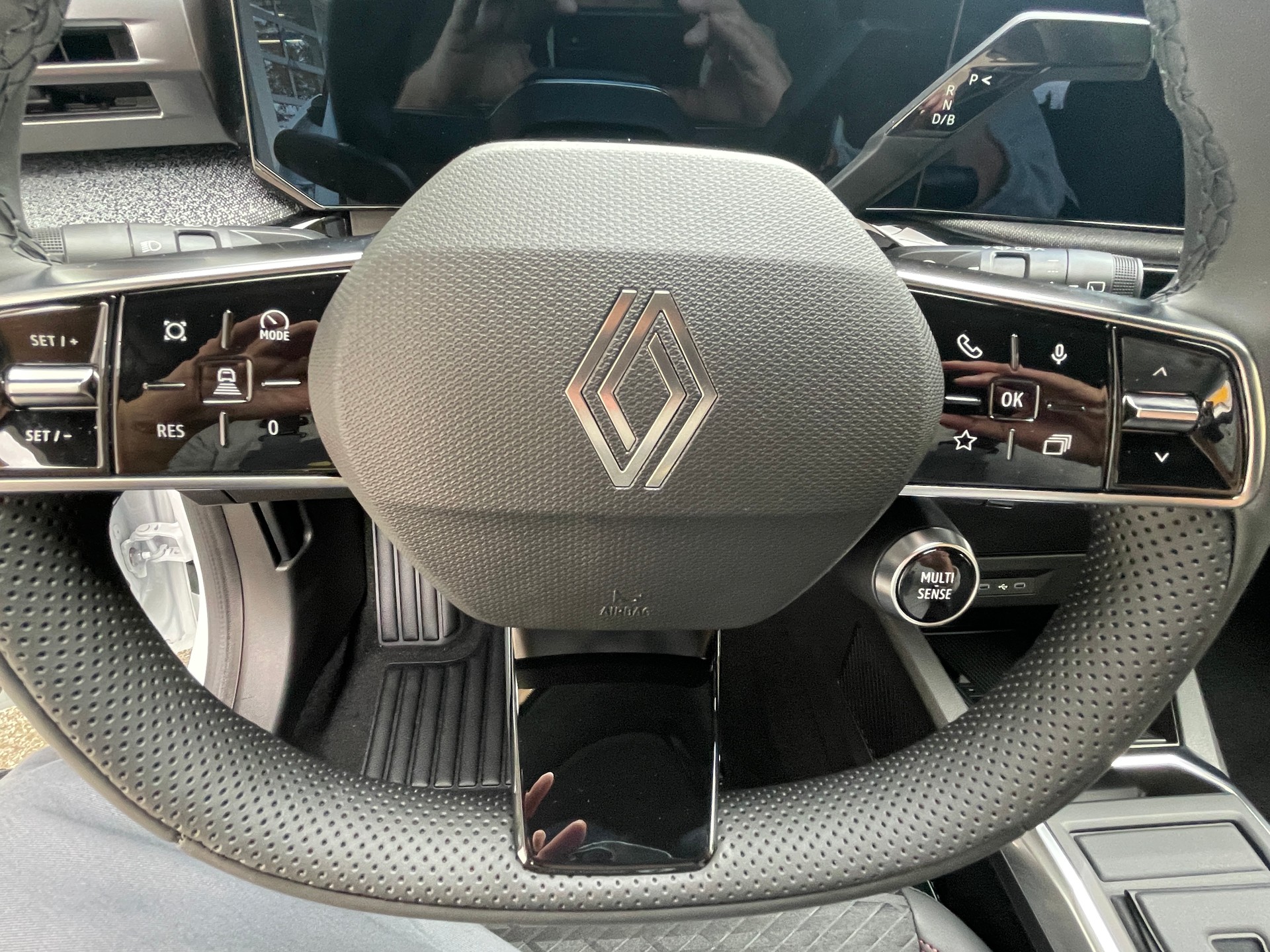 RENAULT Clio 1.8 E-Tech Techno-image-10