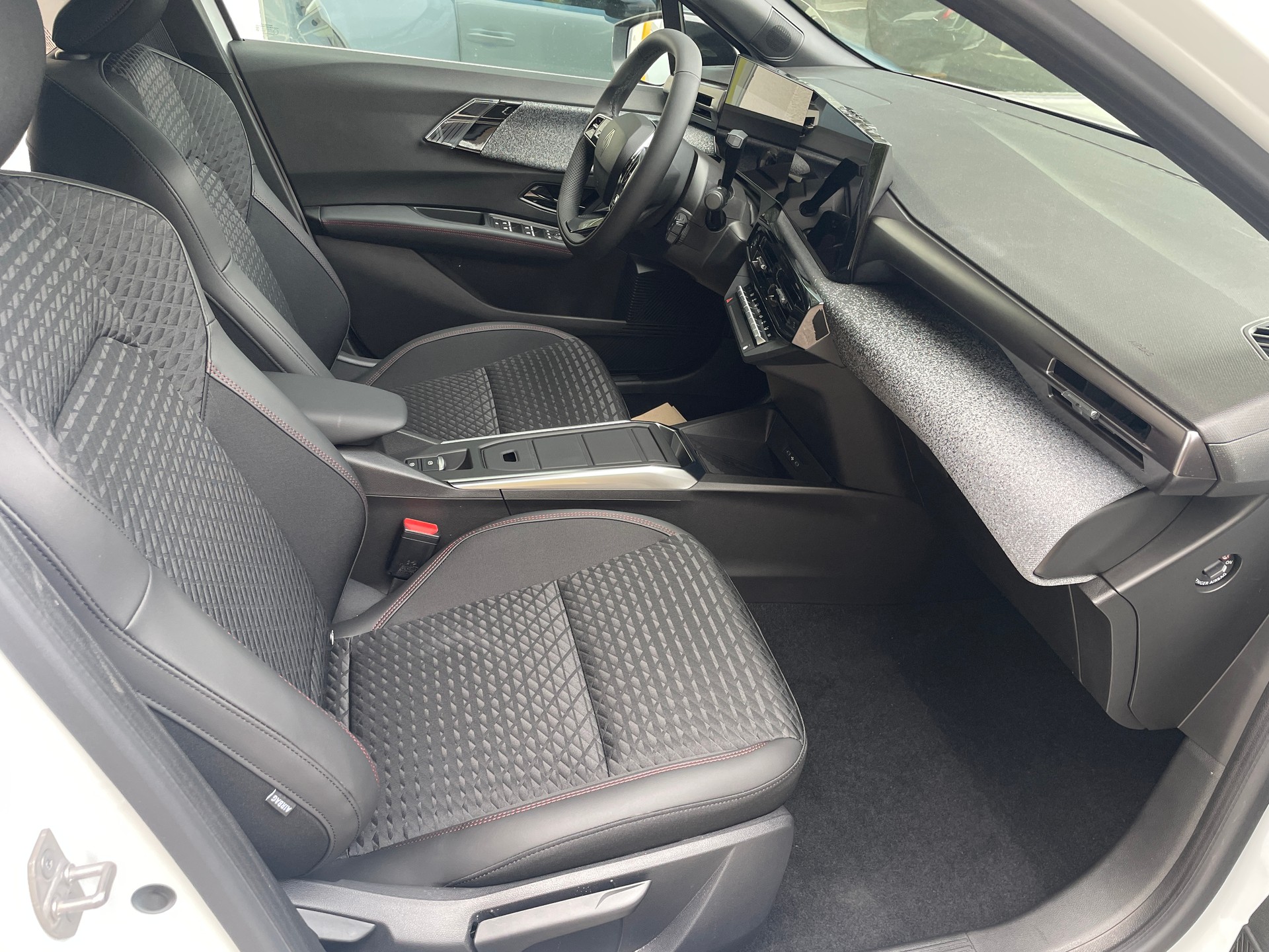 RENAULT Clio 1.8 E-Tech Techno-image-13