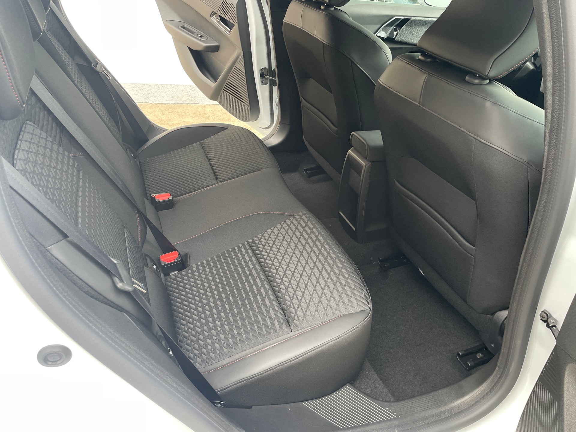 RENAULT Clio 1.8 E-Tech Techno-image-7