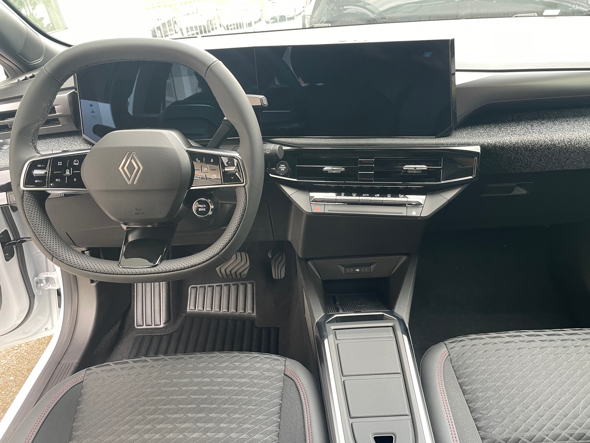 RENAULT Clio 1.8 E-Tech Techno-image-12