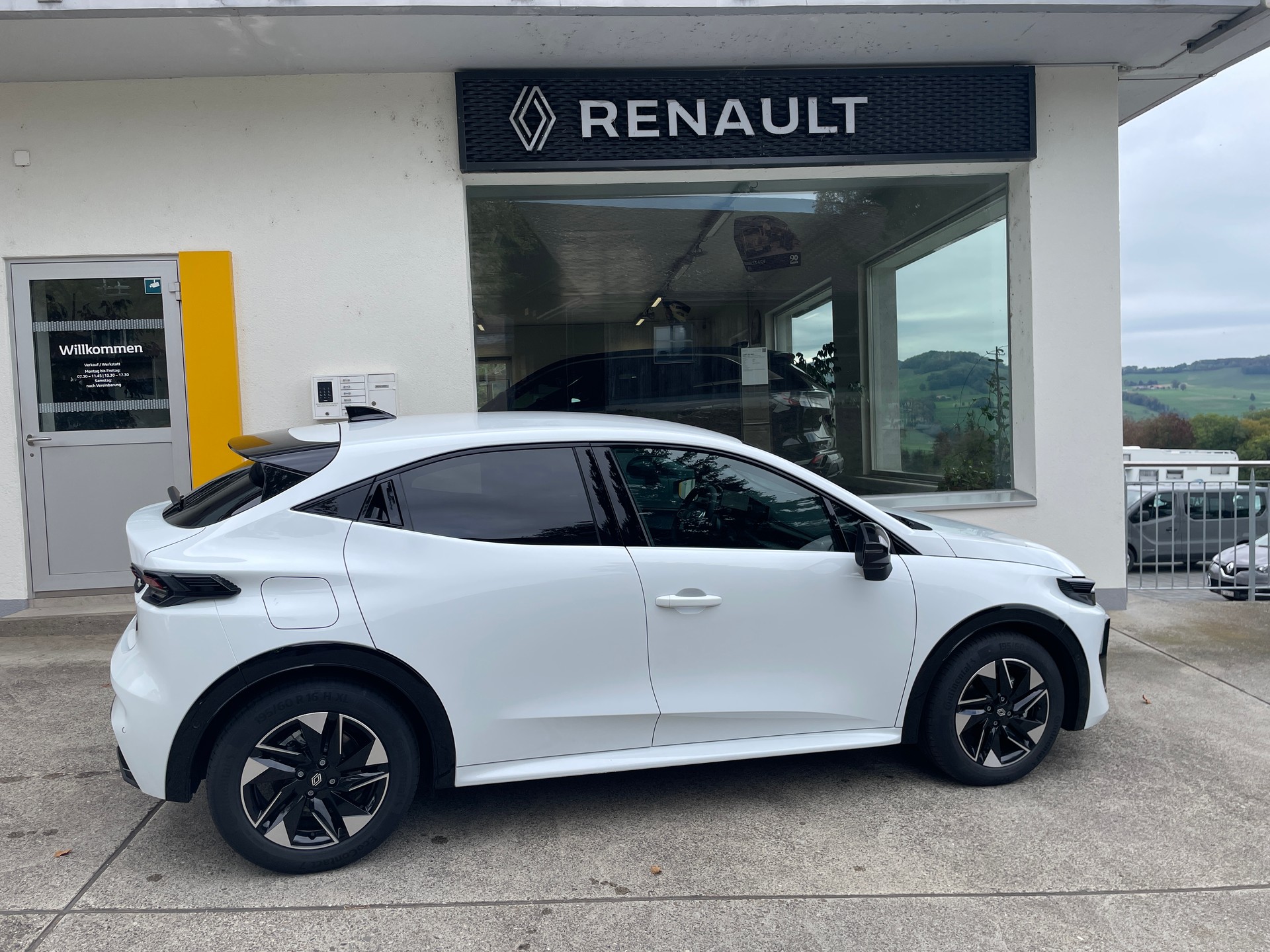 RENAULT Clio 1.8 E-Tech Techno-image-2