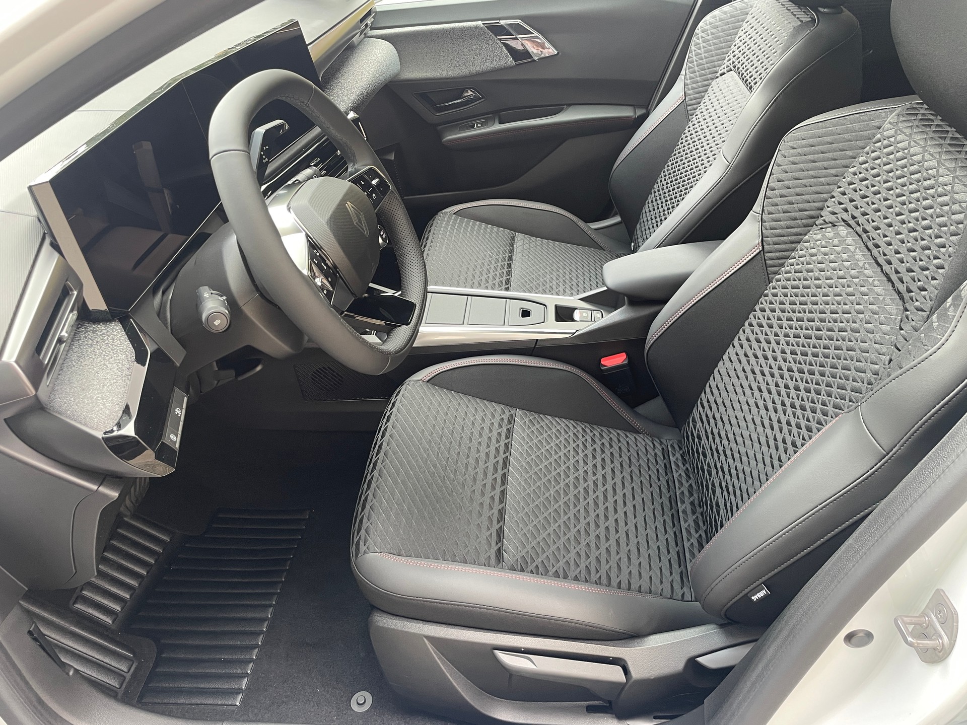 RENAULT Clio 1.8 E-Tech Techno-image-14