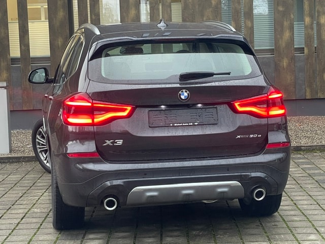 BMW X3 xDrive 30e Luxury Line-image-11