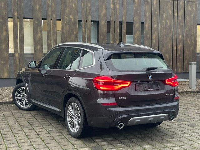 BMW X3 xDrive 30e Luxury Line-image-12