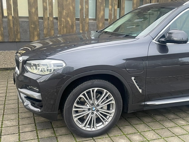 BMW X3 xDrive 30e Luxury Line-image-9