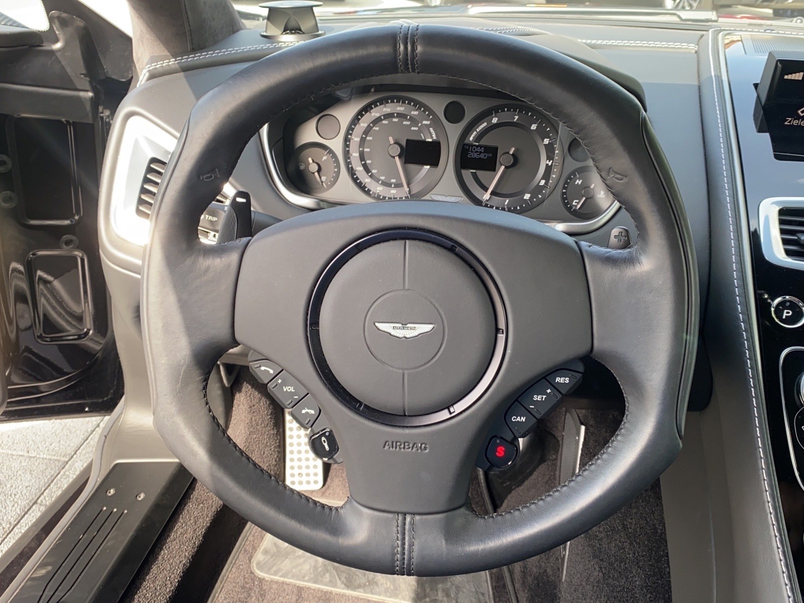 ASTON MARTIN Vanquish V12 5.9-48 Touchtronic 2-image-7