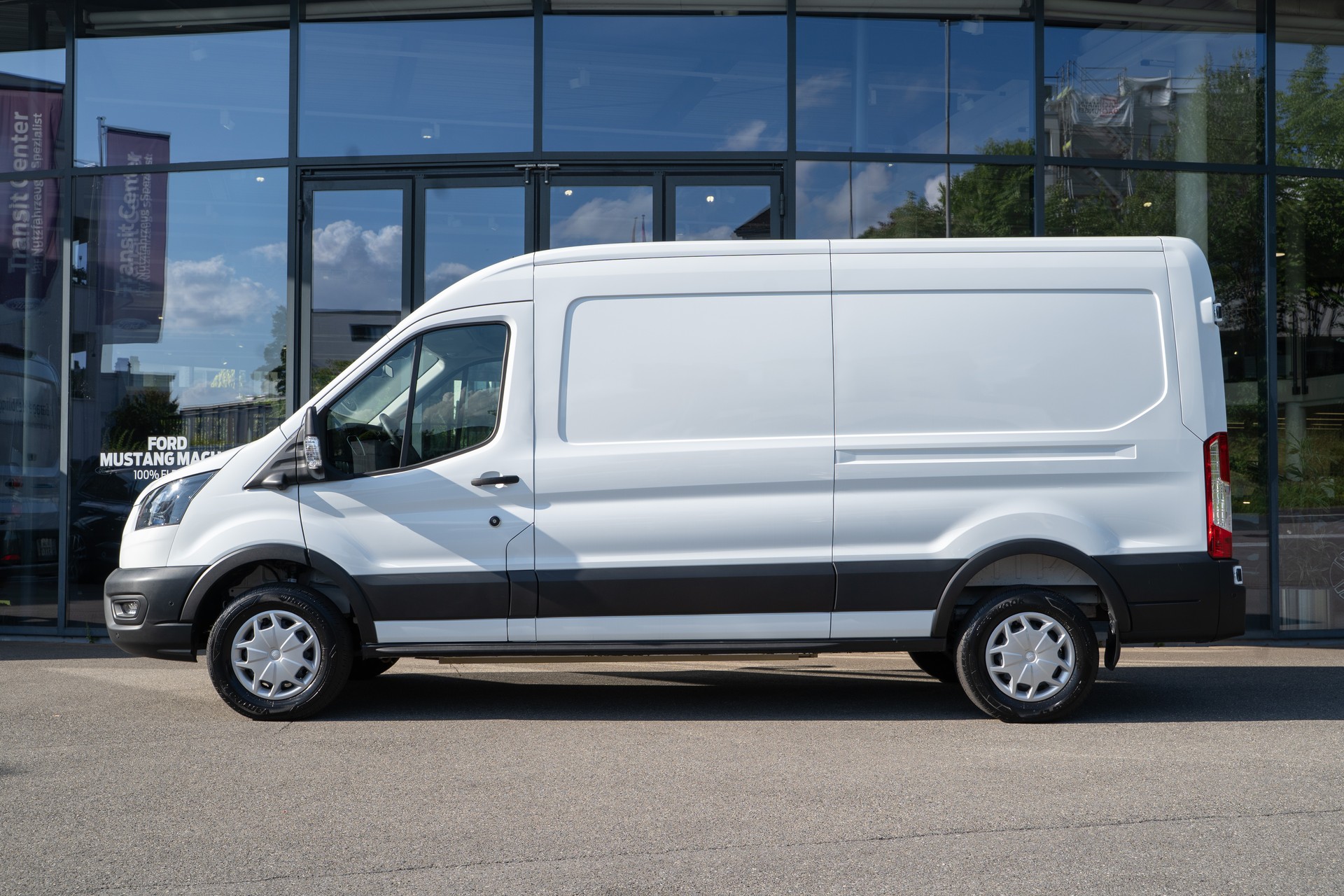 FORD E-Transit Van 390 L3H2 68kWh Trend-image-2