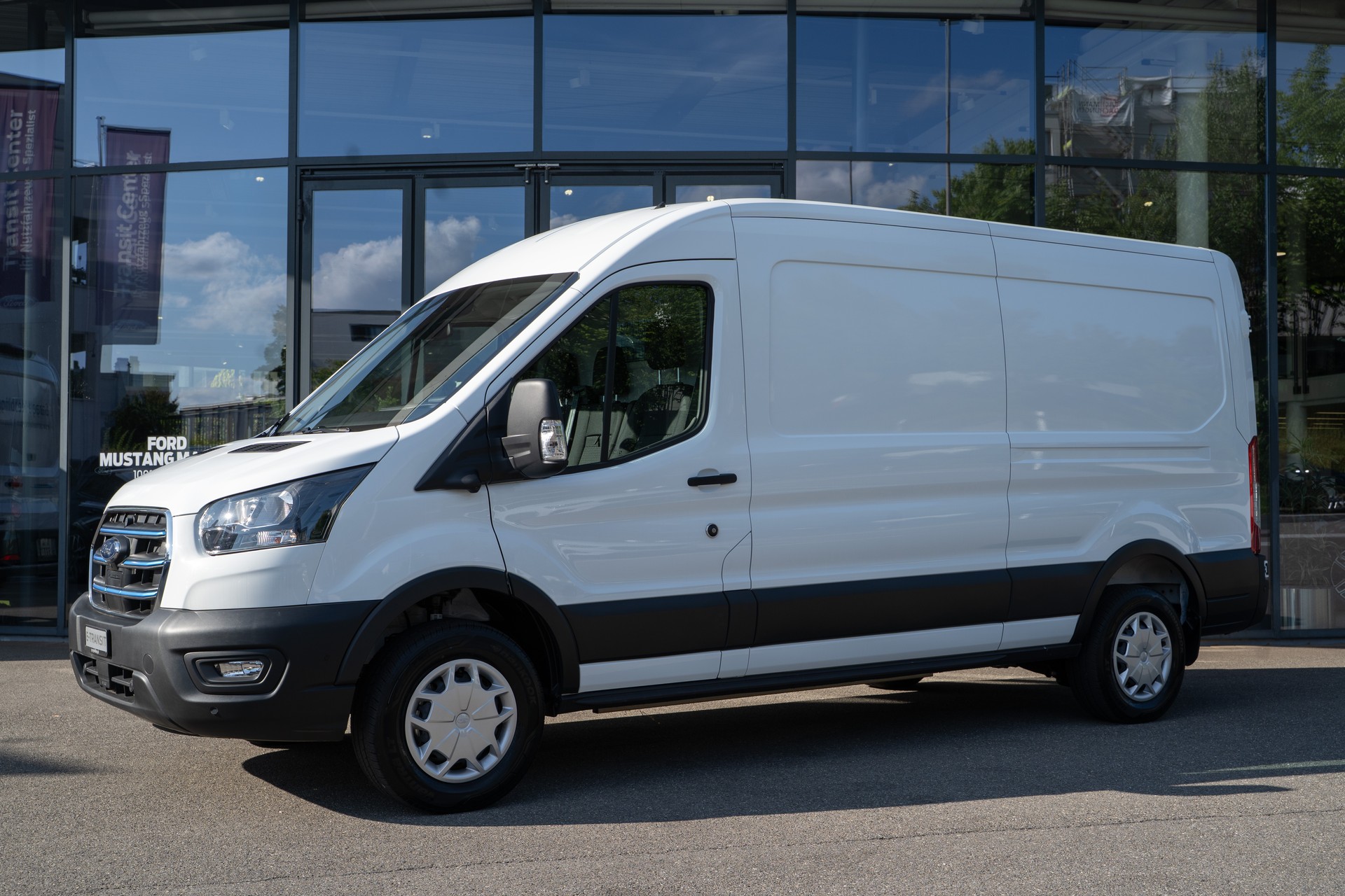 FORD E-Transit Van 390 L3H2 68kWh Trend-image-0