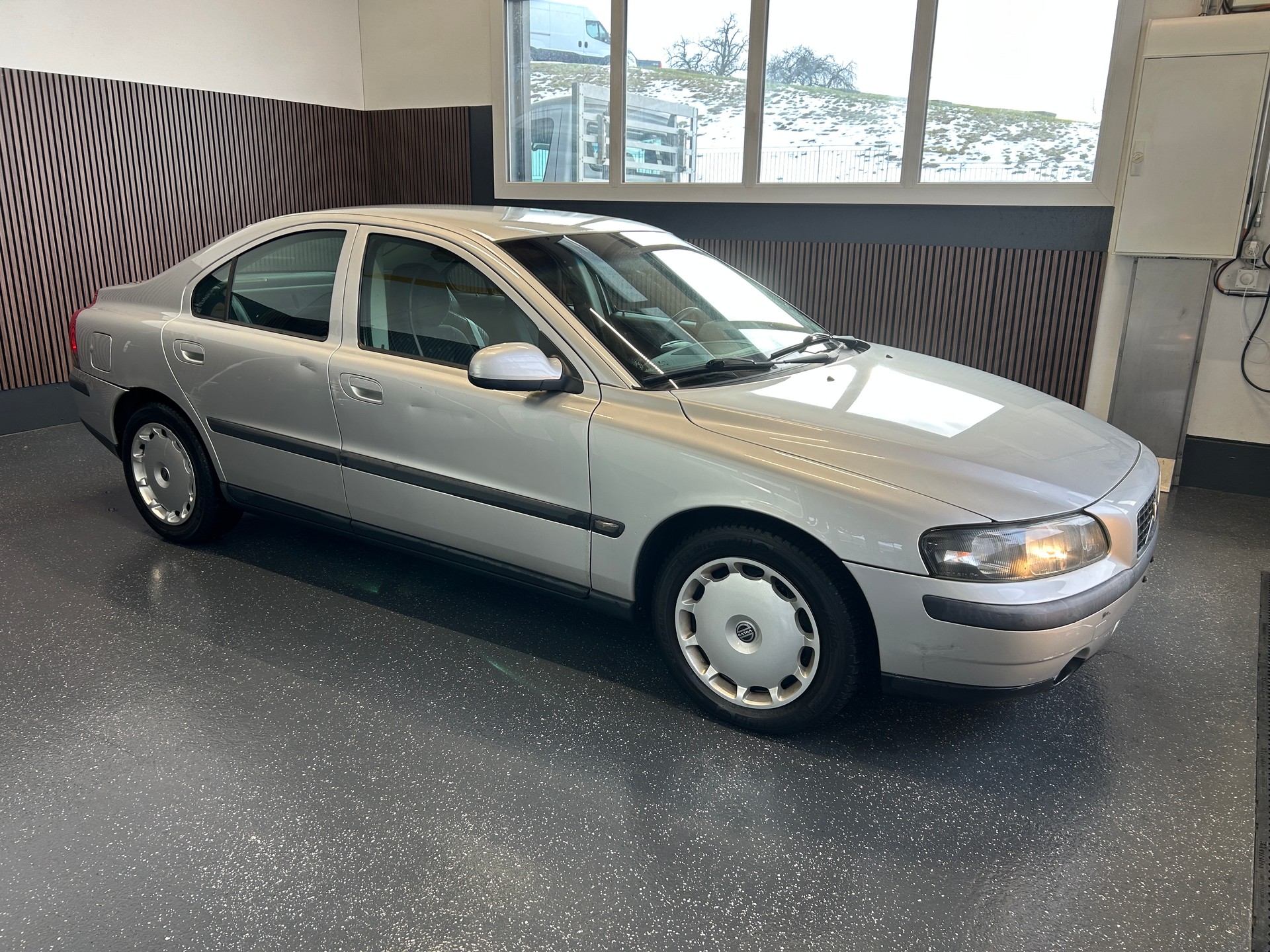 VOLVO S60 2.4T-image-1