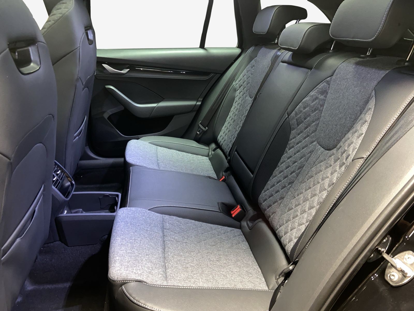 SKODA Octavia Combi 2.0 TSI DSG Dynamic 4x4-image-11