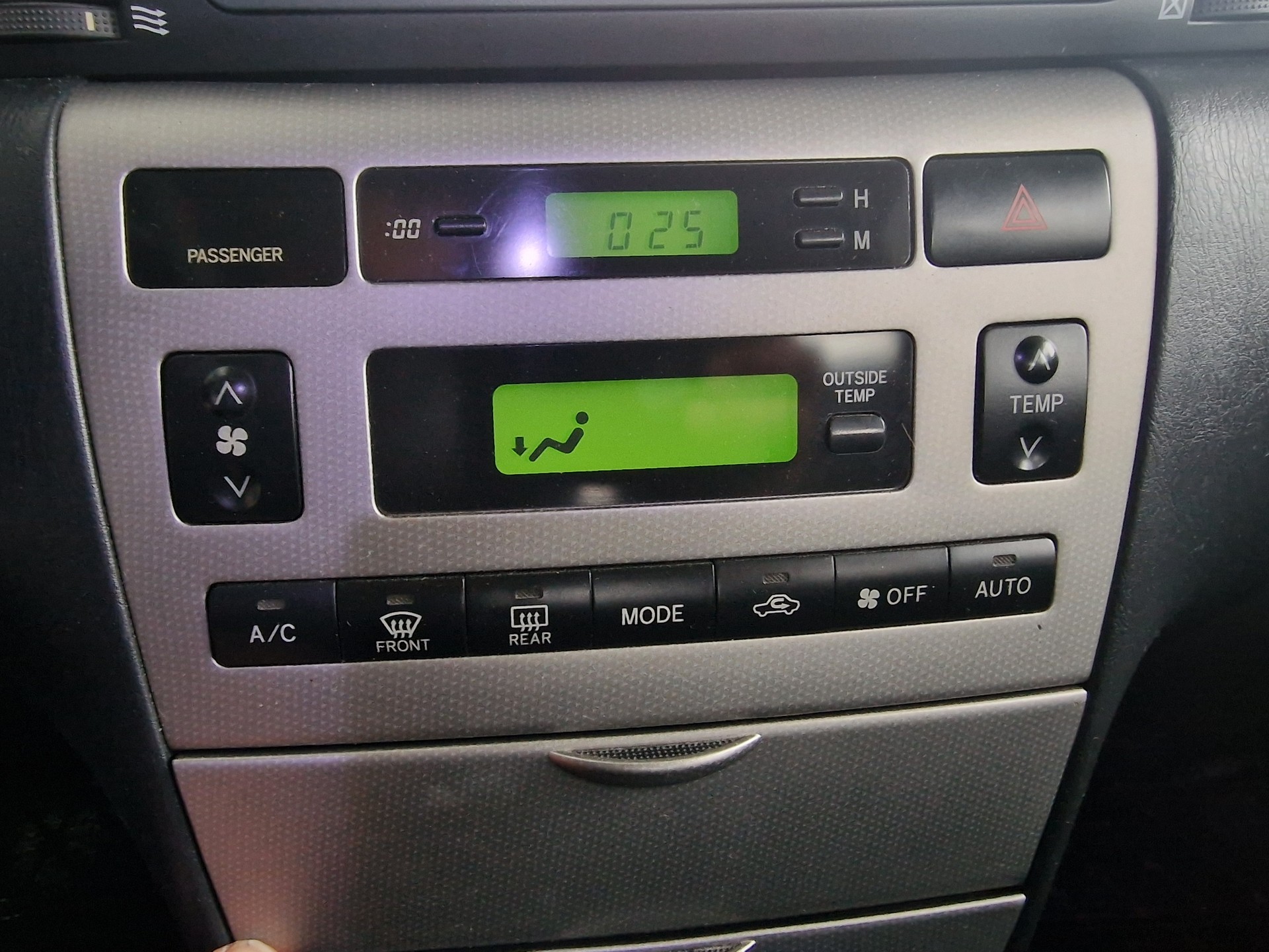TOYOTA Corolla 1.6 Linea Terra 12Mt Gara MFK Neu-image-12