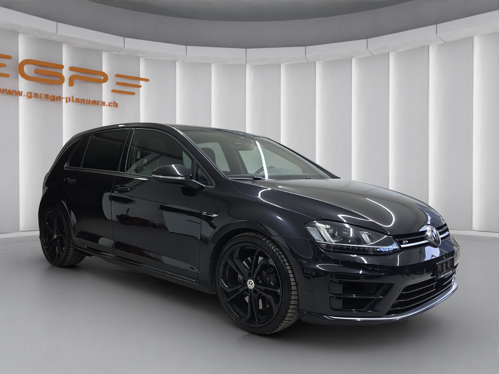 VW Golf VII 2.0 TSI R DSG 4motion-image-1