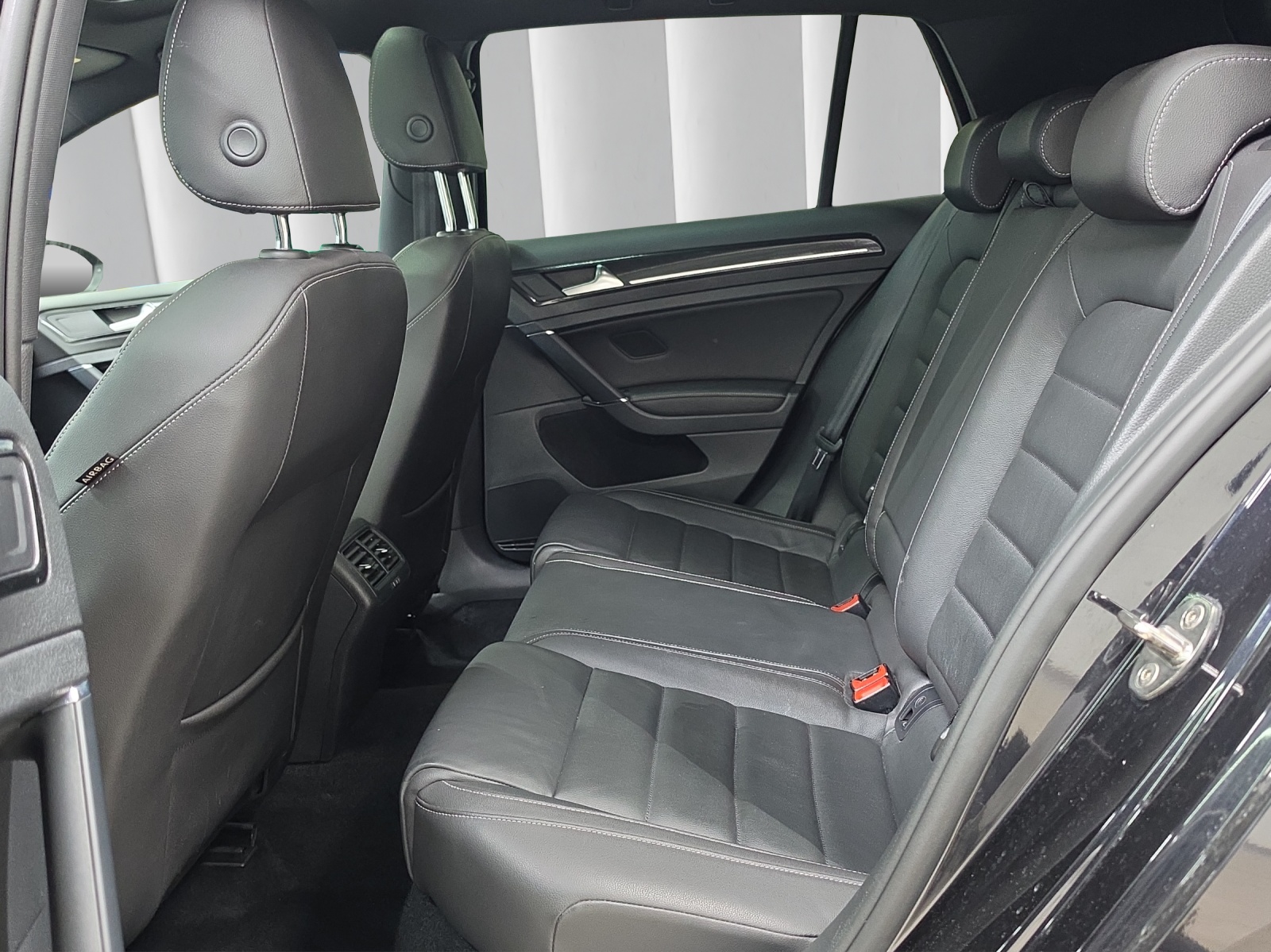 VW Golf VII 2.0 TSI R DSG 4motion-image-12