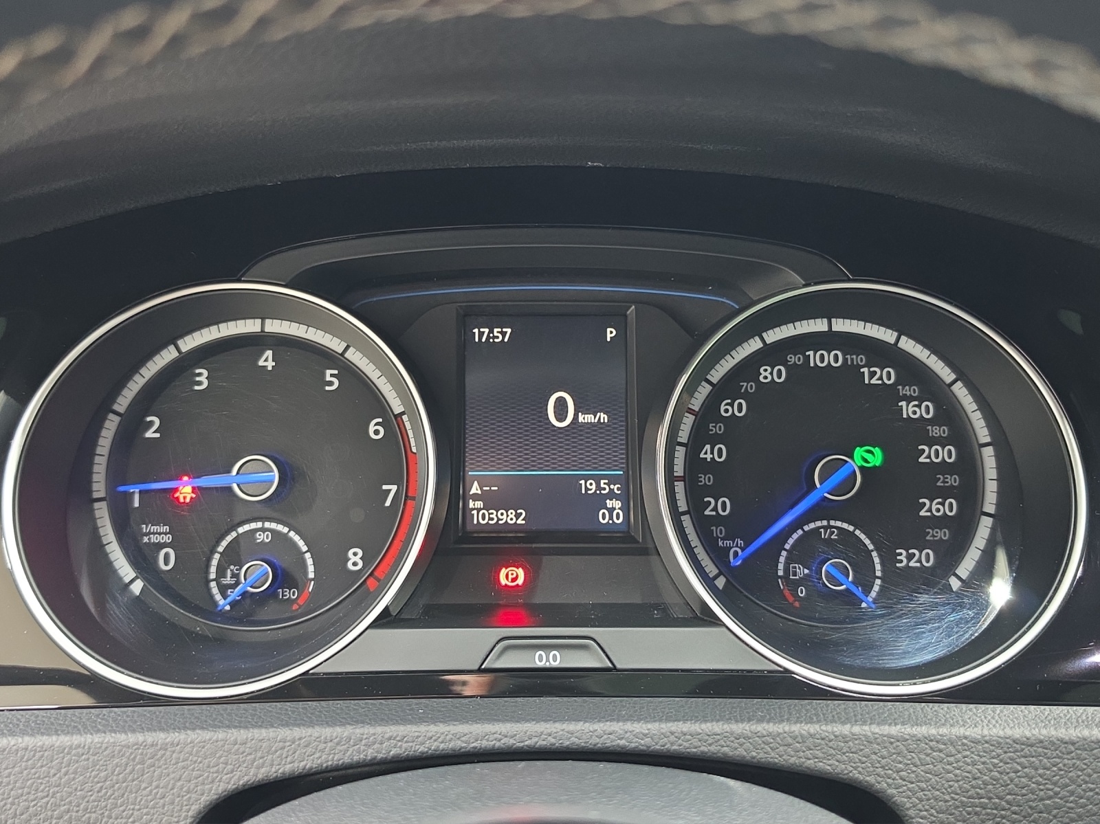 VW Golf VII 2.0 TSI R DSG 4motion-image-6