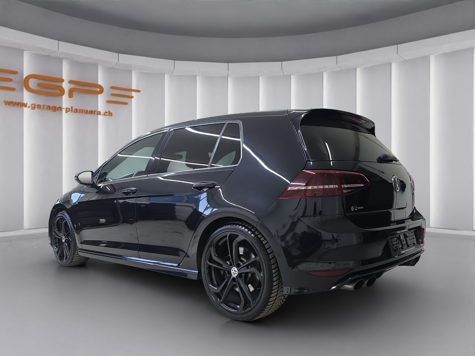 VW Golf VII 2.0 TSI R DSG 4motion-image-4