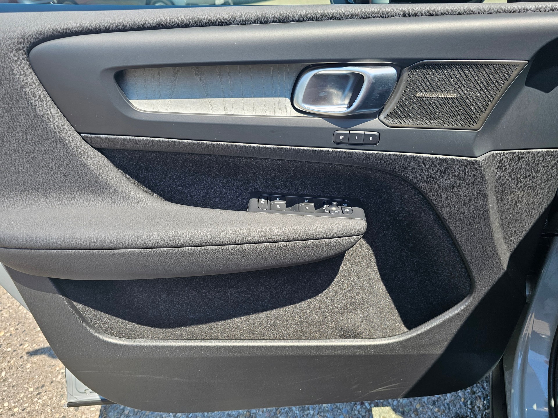 VOLVO XC40 2.0 B4 MH Plus Dark-image-5