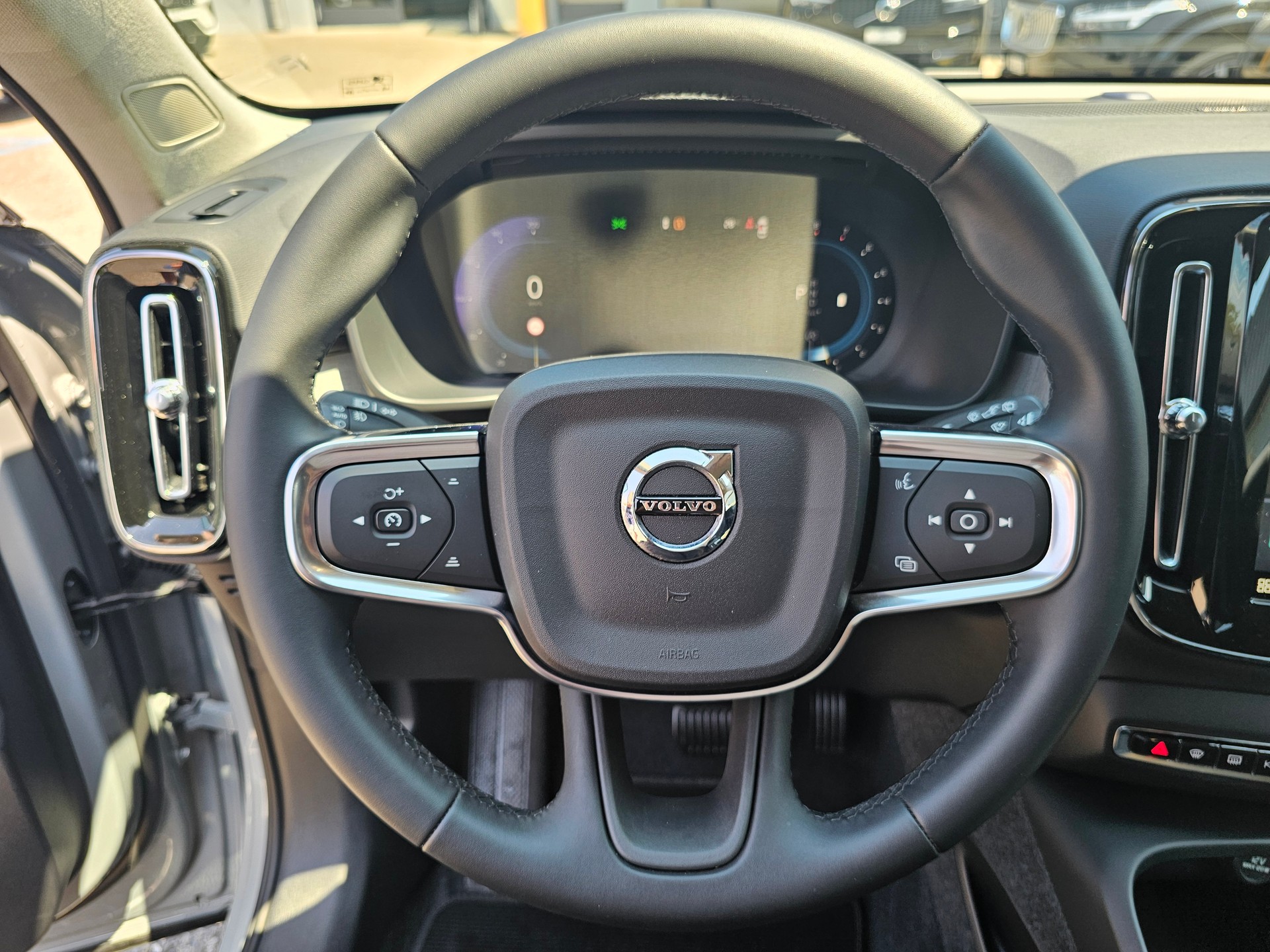 VOLVO XC40 2.0 B4 MH Plus Dark-image-9
