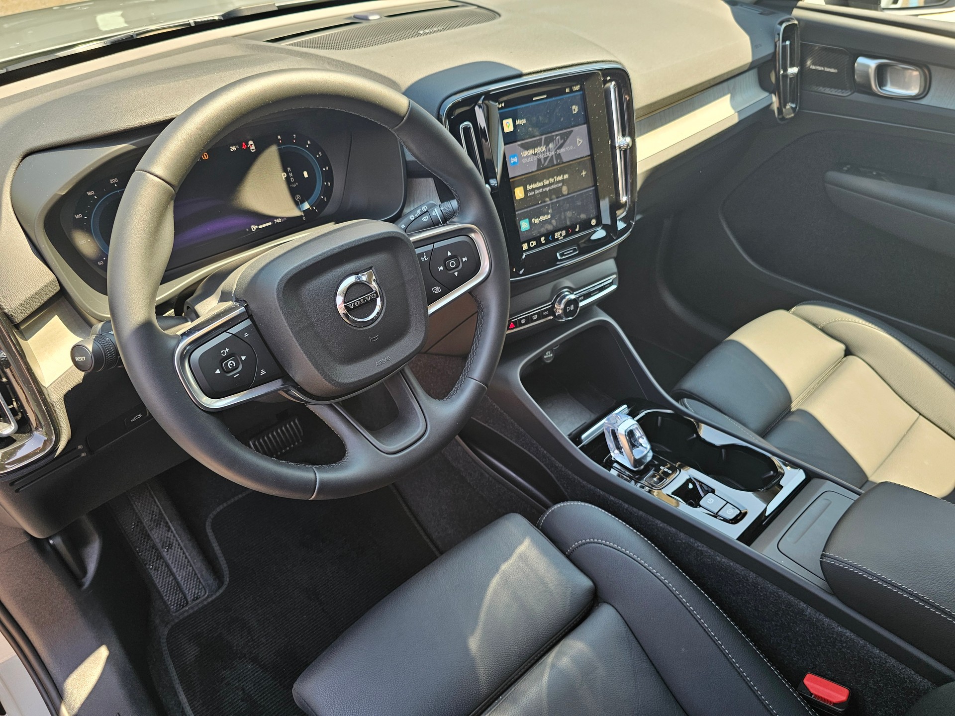 VOLVO XC40 2.0 B4 MH Plus Dark-image-8
