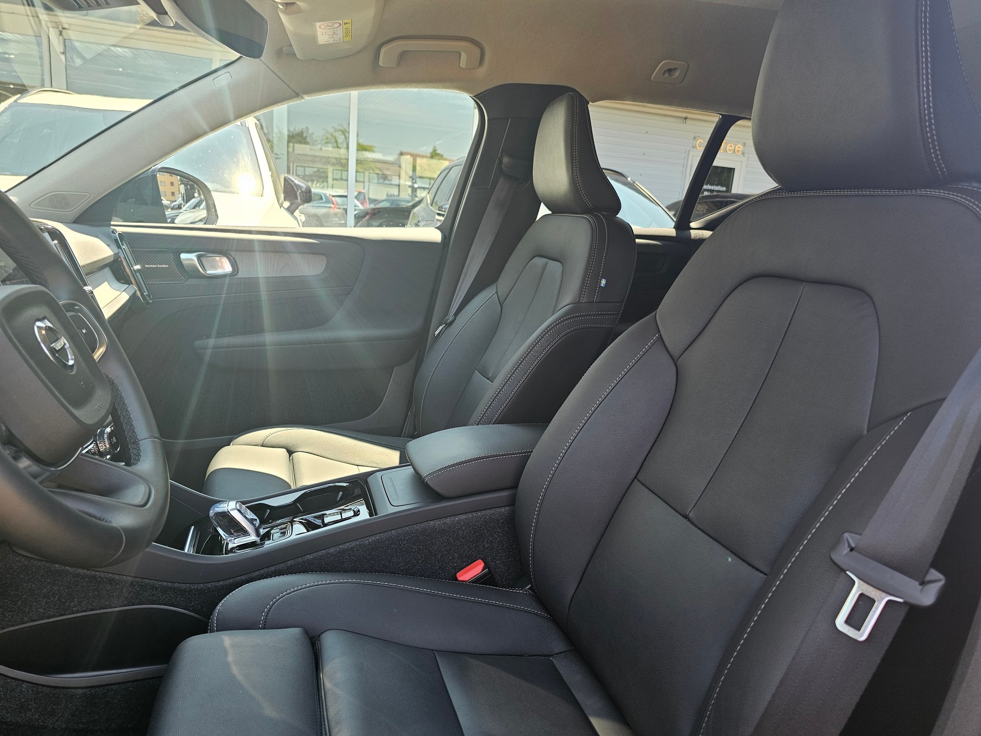 VOLVO XC40 2.0 B4 MH Plus Dark-image-7