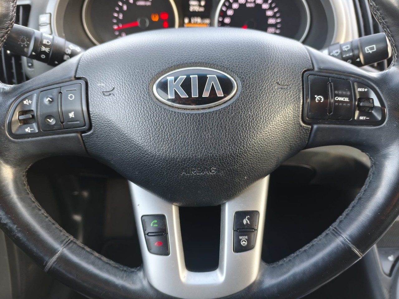 KIA Sportage 2.0 CRDi Style 4WD Automatic-image-16