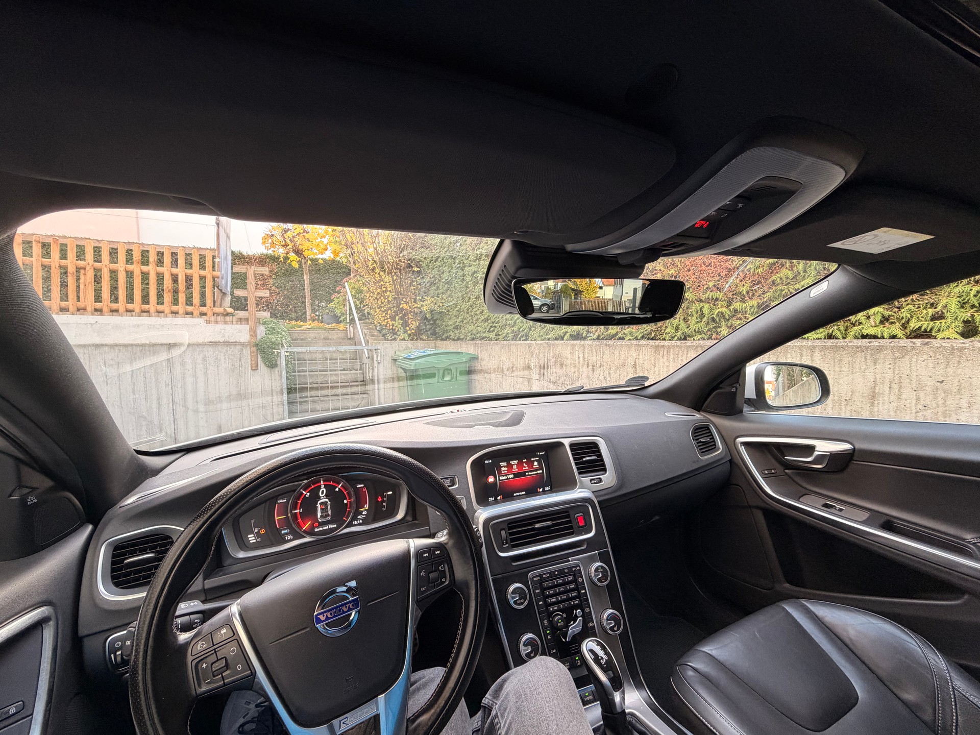 VOLVO V60 D6 AWD Plug-in Hybrid Momentum R-Design-image-3