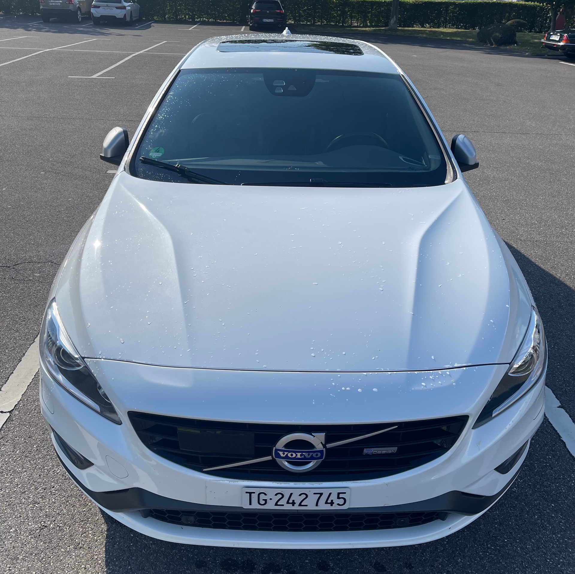 VOLVO V60 D6 AWD Plug-in Hybrid Momentum R-Design-image-0