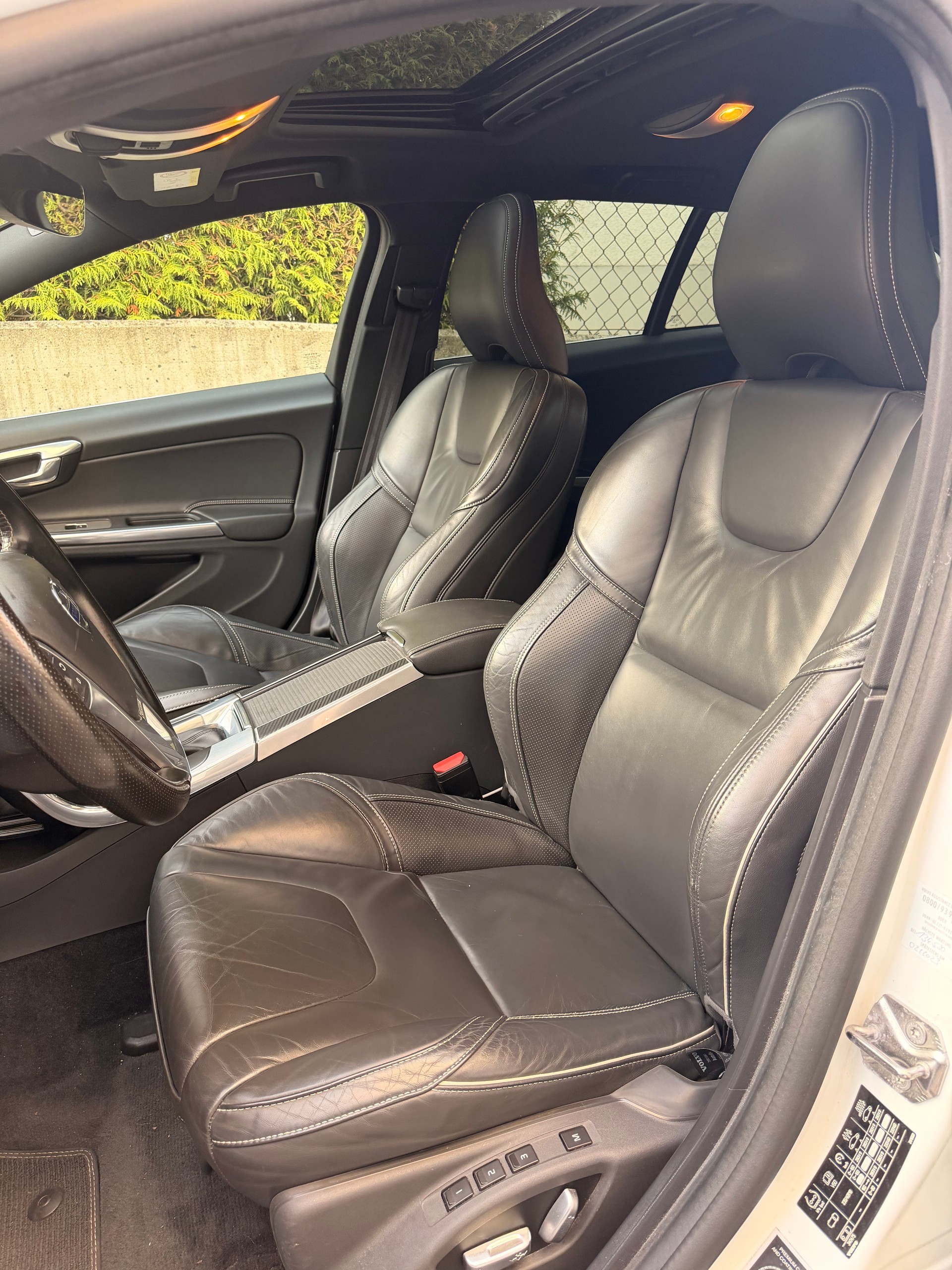 VOLVO V60 D6 AWD Plug-in Hybrid Momentum R-Design-image-4
