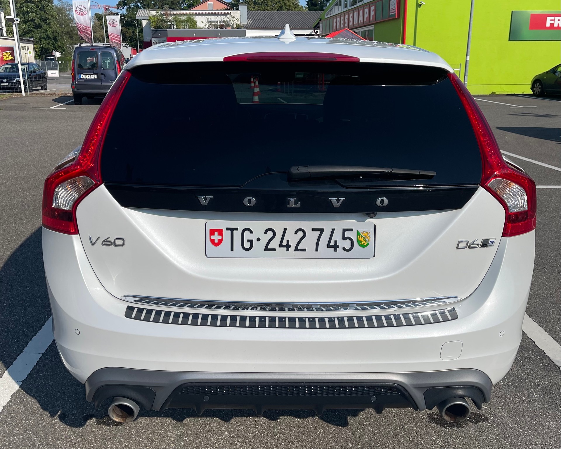 VOLVO V60 D6 AWD Plug-in Hybrid Momentum R-Design-image-2