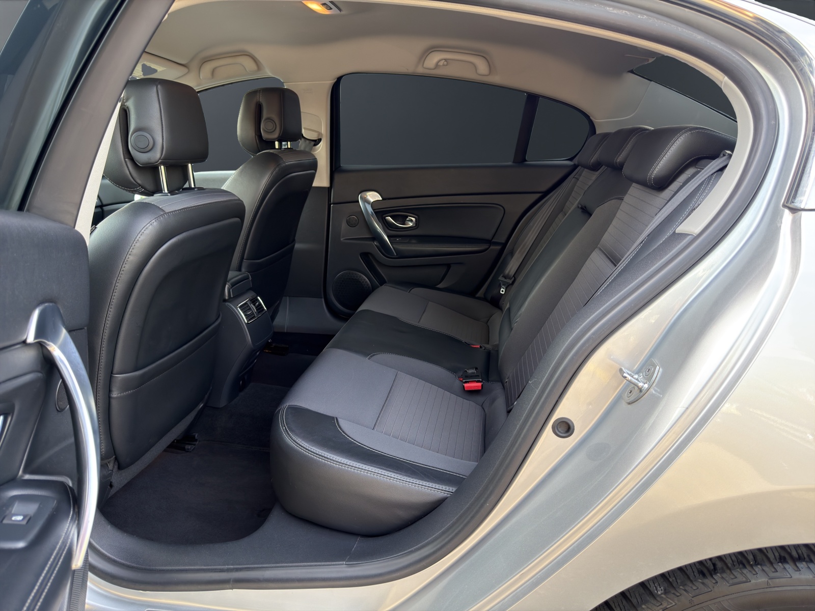 RENAULT Latitude 2.0 dCi Dynamique active-shift-image-13