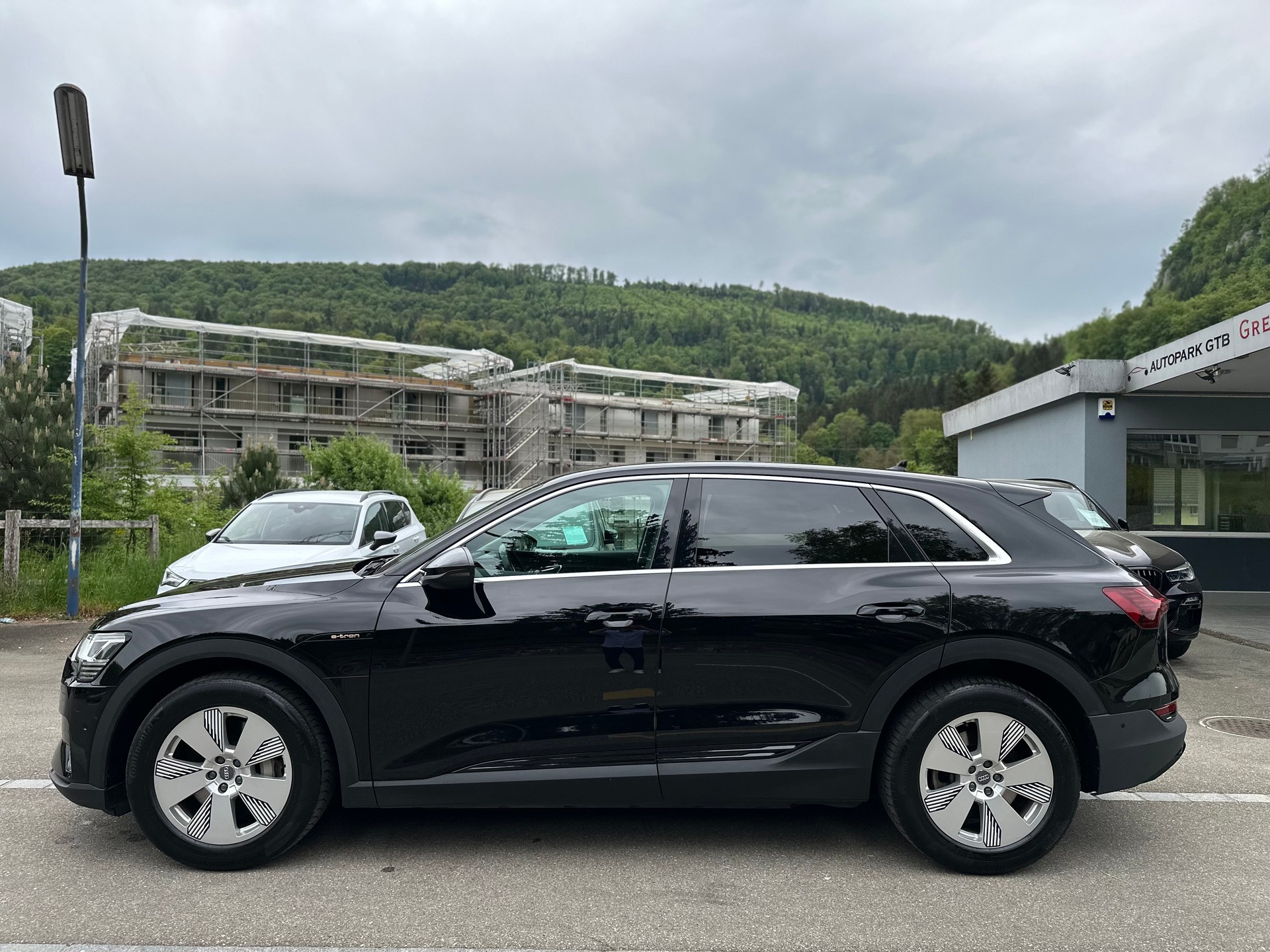 AUDI e-tron 55 quattro-image-4