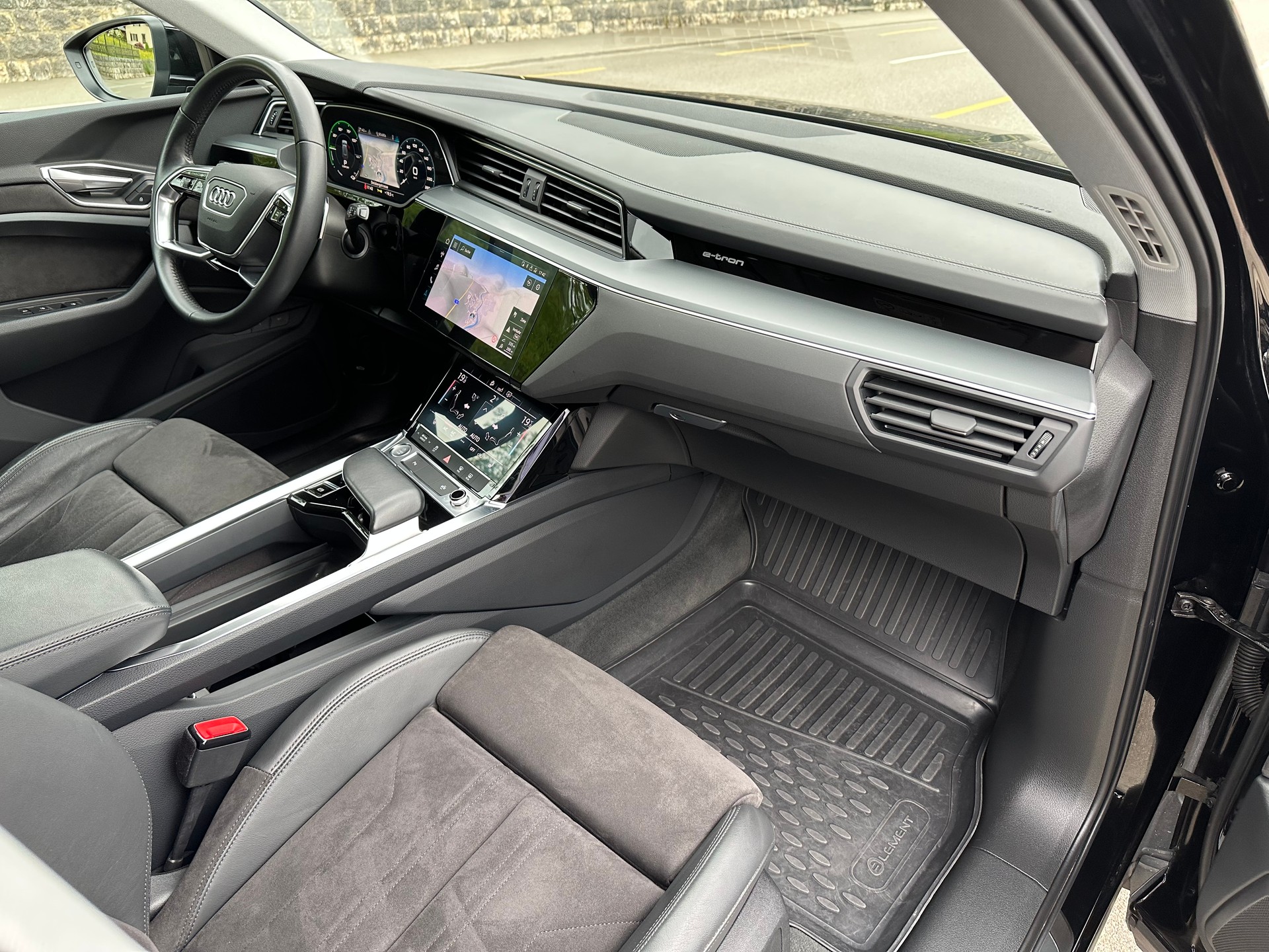 AUDI e-tron 55 quattro-image-10